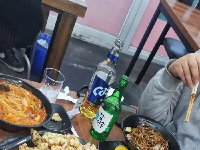 테이블에 놓인 맥주와 고량주 병