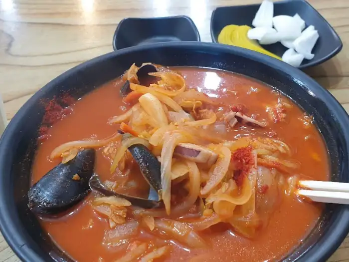 얼큰한 짬뽕 국물 클로즈업