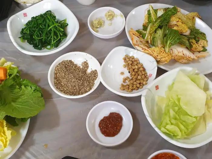 다양한 밑반찬과 쌈 채소, 소스들