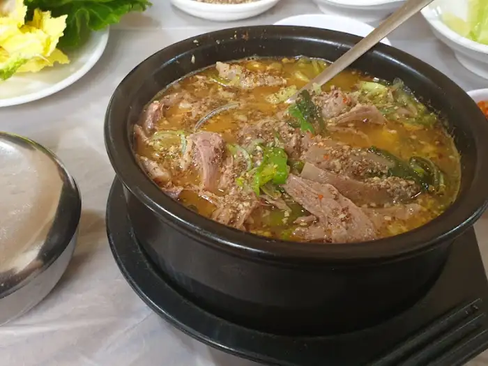 김이 모락모락 나는 뚝배기 염소탕