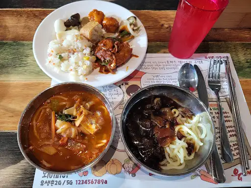 짬뽕과 짜장면, 그리고 밥과 반찬이 담긴 접시