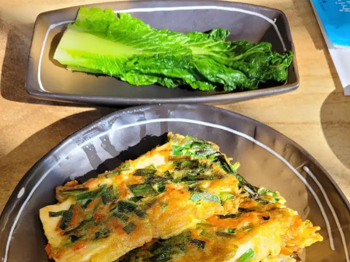 푸짐하게 담긴 부침개와 신선한 채소