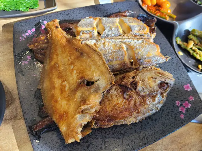 바삭하게 구워진 생선구이