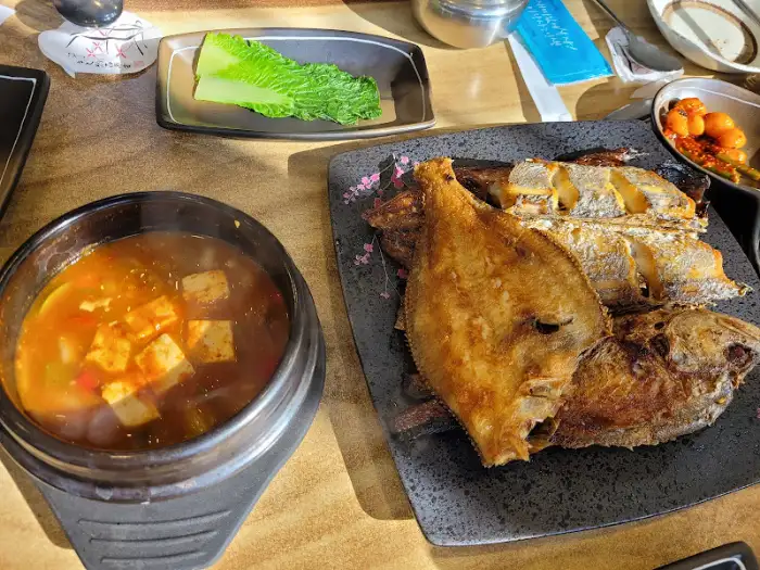 따뜻한 국물과 함께 차려진 생선구이