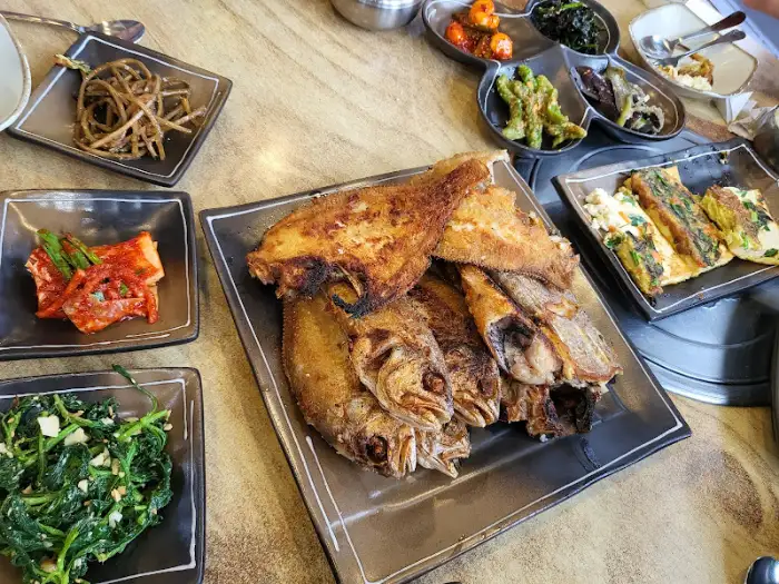 푸짐하게 차려진 다양한 한식 반찬과 생선구이