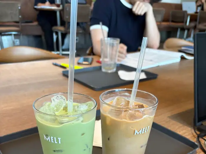 아이스 카페라떼와 녹차 라떼