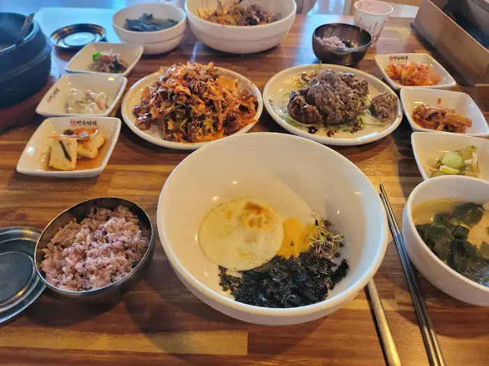 테이블에 차려진 여러 반찬과 밥