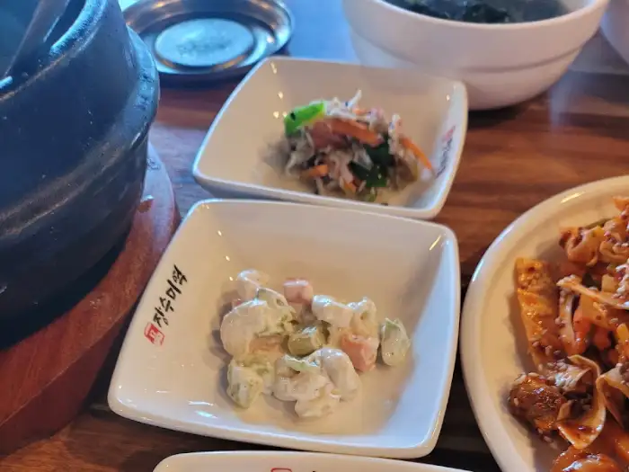 여러 반찬이 담긴 작은 접시들