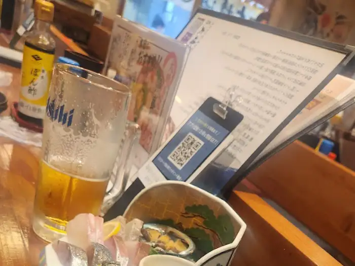 테이블에 놓인 맥주잔과 메뉴판