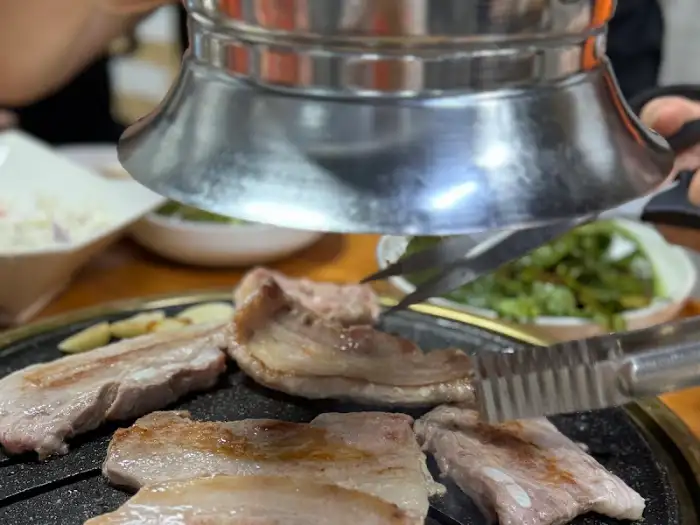 불판 위에서 구워지는 삼겹살