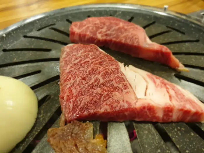불판 위에서 구워지는 소고기