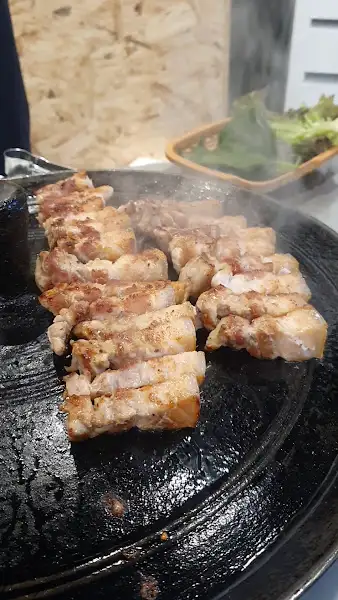 철판 위에서 지글거리는 삼겹살