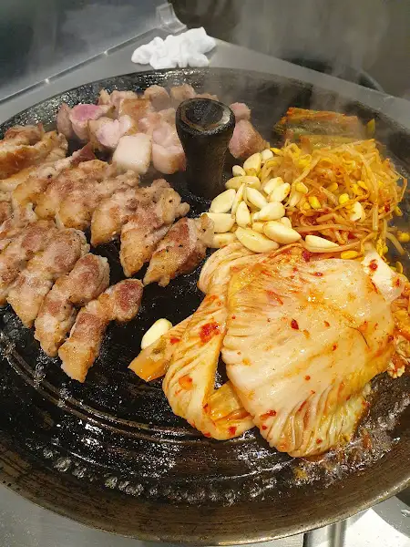 철판 위 삼겹살, 김치, 콩나물, 마늘