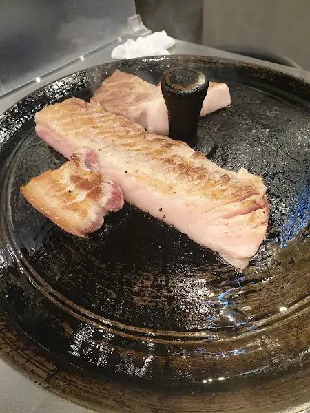 두툼한 삼겹살 덩어리