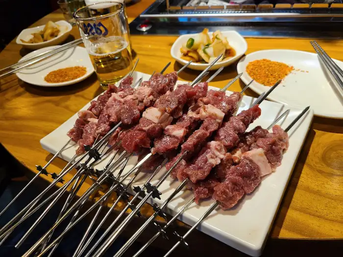 양꼬치 꼬치와 맥주잔