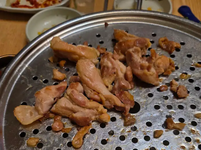 기름기가 잘 빠진 닭보쌈 조각들