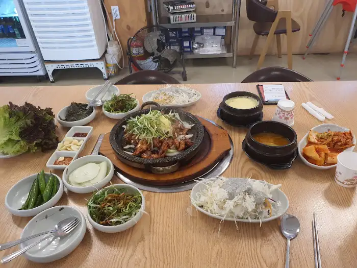 테이블에 차려진 푸짐한 닭갈비 한상차림