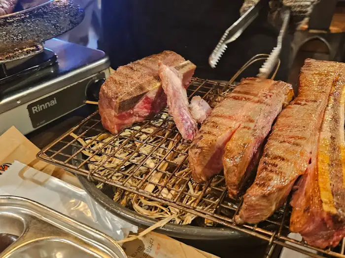 철제 망 위에서 초벌되는 갈비