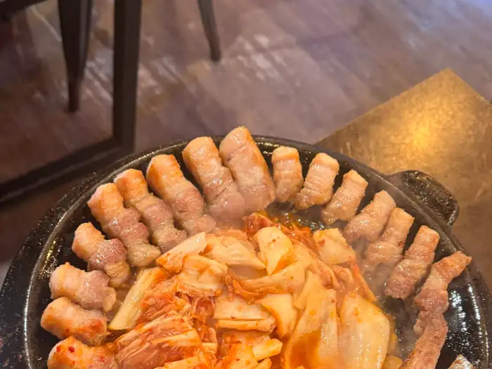 김치와 함께 구워지는 통뼈 오겹살