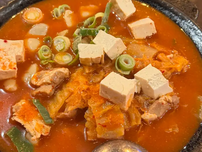 김치찌개 속의 두부와 고기