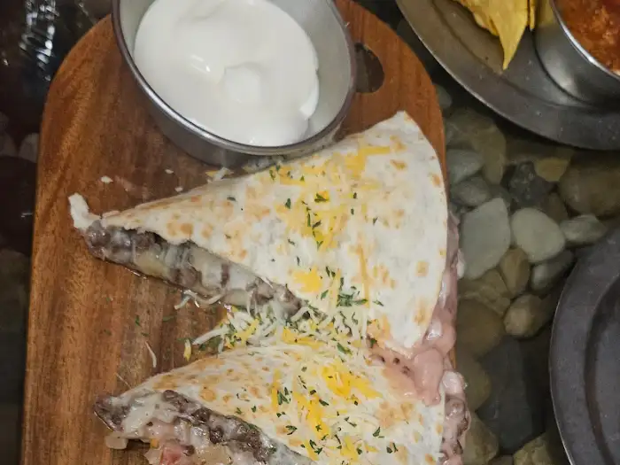 치즈가 녹아내리는 퀘사디아