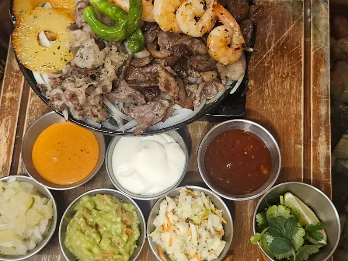 파히타 구성 (고기, 새우, 파인애플)