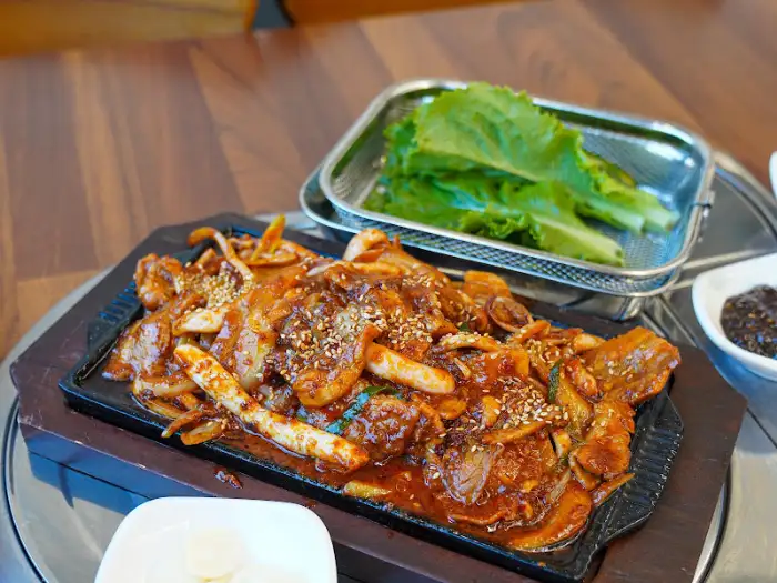 다양한 쌈 채소와 함께 제공되는 오삼불고기