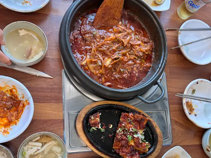 전골 냄비에 보글보글 끓고 있는 오삼불고기