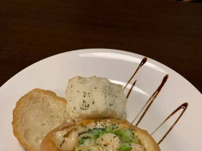 빵 속에 담긴 해산물 파스타