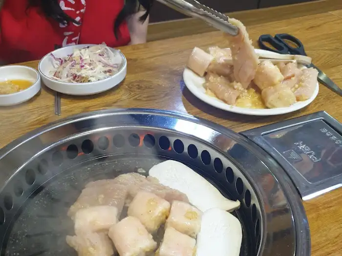 돼지갈비 굽는 장면