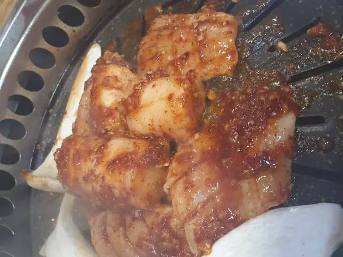 구워진 돼지갈비 클로즈업