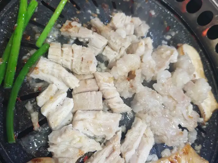 잘 익은 돼지고기 조각