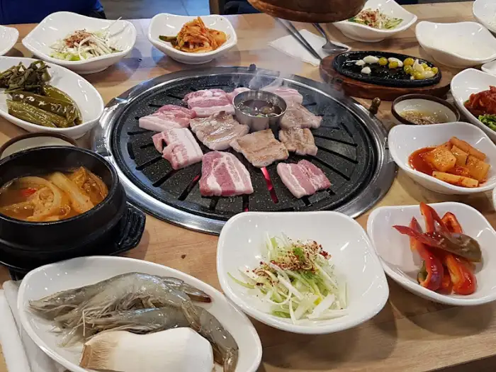 테이블 가득 차려진 음식 사진