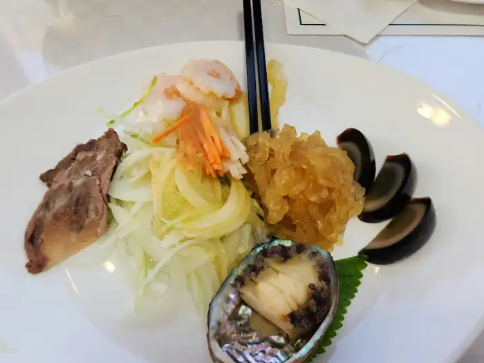 여러 가지 해산물과 채소가 함께 담긴 접시. 푸짐하고 먹음직스럽습니다.