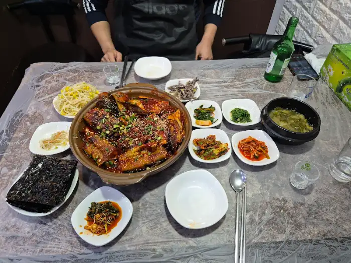 테이블 세팅과 메인 요리인 코다리찜, 그리고 여러 가지 반찬들.