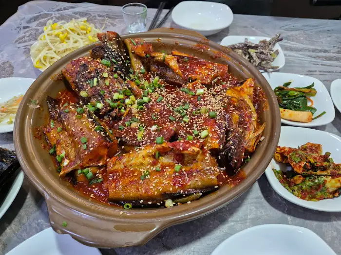 클로즈업된 코다리찜의 모습. 양념의 윤기와 재료의 질감이 생생하게 느껴진다.