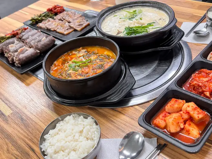크림 순대국과 얼큰 시래기 순대국이 함께 놓인 모습. 밥그릇도 보인다.