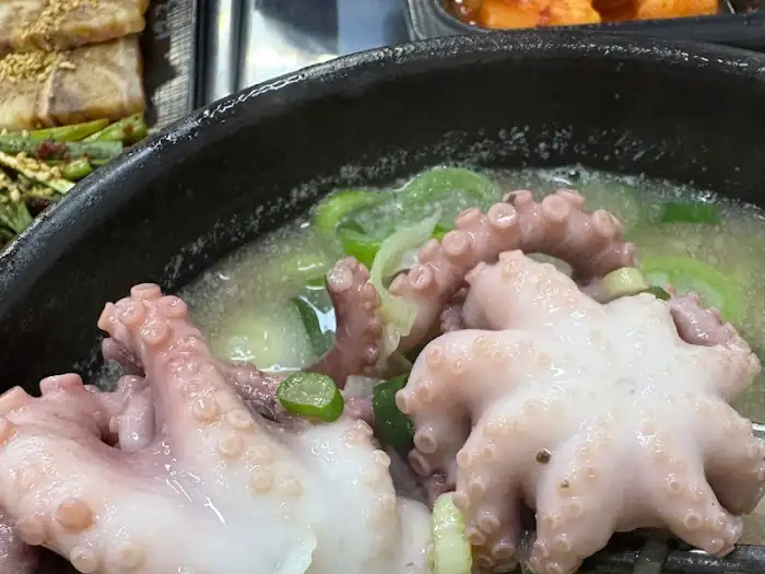 낙지 순대국 속 낙지 클로즈업. 신선한 모습이 그대로 담겨 있다.