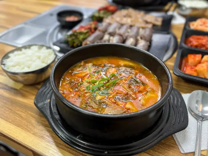 얼큰 시래기 순대국. 붉은 국물과 푸짐한 건더기가 먹음직스럽다.