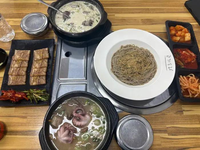 정갈하게 담긴 들기름 막국수. 참깨가 뿌려져 있어 고소함을 더한다.