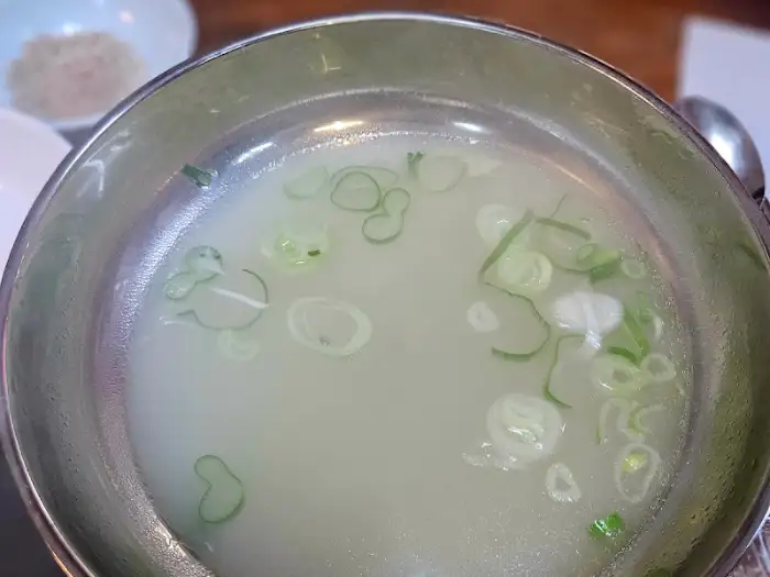따뜻한 닭 육수 이미지