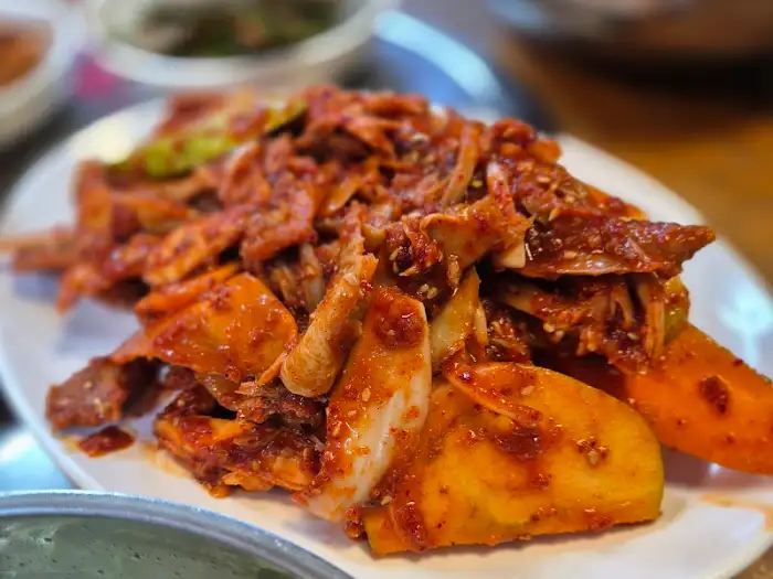 빨간 양념의 닭무침 이미지