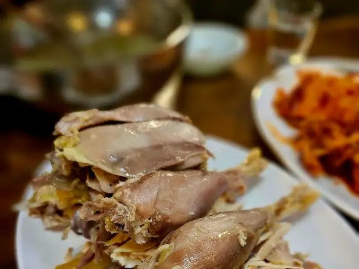 푸짐하게 담긴 닭곰탕 이미지