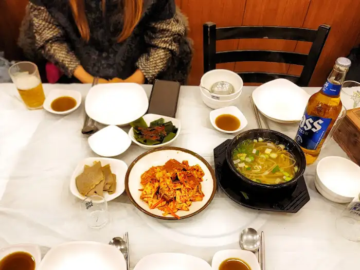 식탁에 차려진 음식들