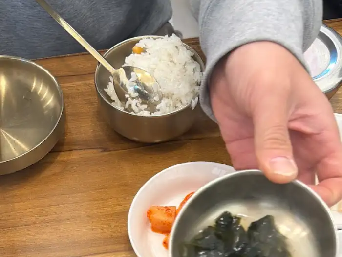 밥과 함께 나온 성게미역국