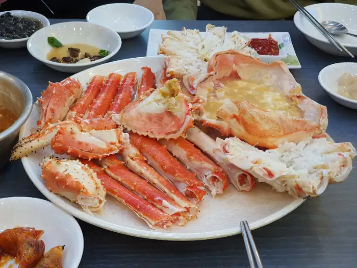대게 몸통 찜과 곁들여 먹는 각종 찬들