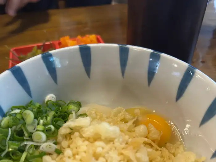차가운 육수 속 신선한 고명이 돋보이는 냉우동