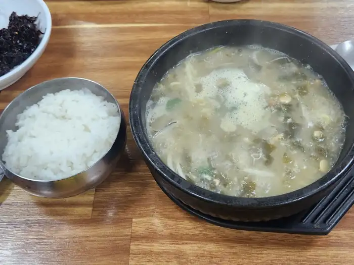 김이 모락모락 나는 시락국과 밥