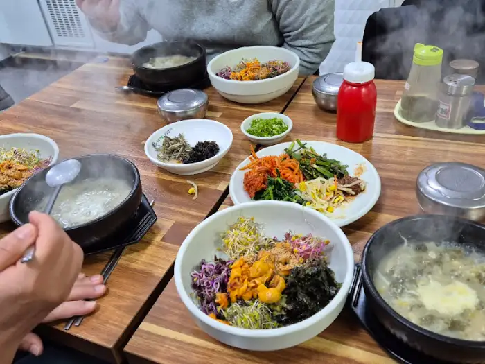 테이블에 놓인 푸짐한 한상차림