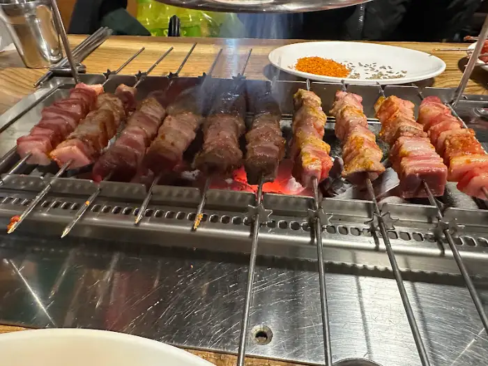 숯불 위에서 익어가는 양갈비살 꼬치